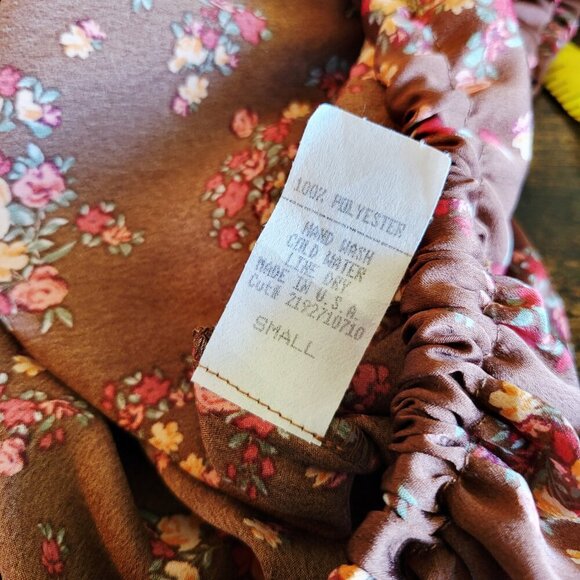 Kylie Paige adorable cottage core satin blouse with floral pattern - Picture 8 of 8